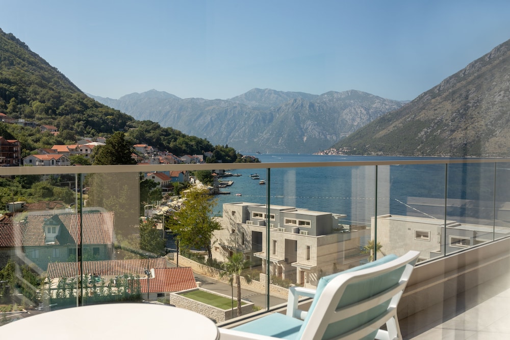 Premium Room, 1 King Bed, Hot Tub, Sea View (Terrace) - Photo 4