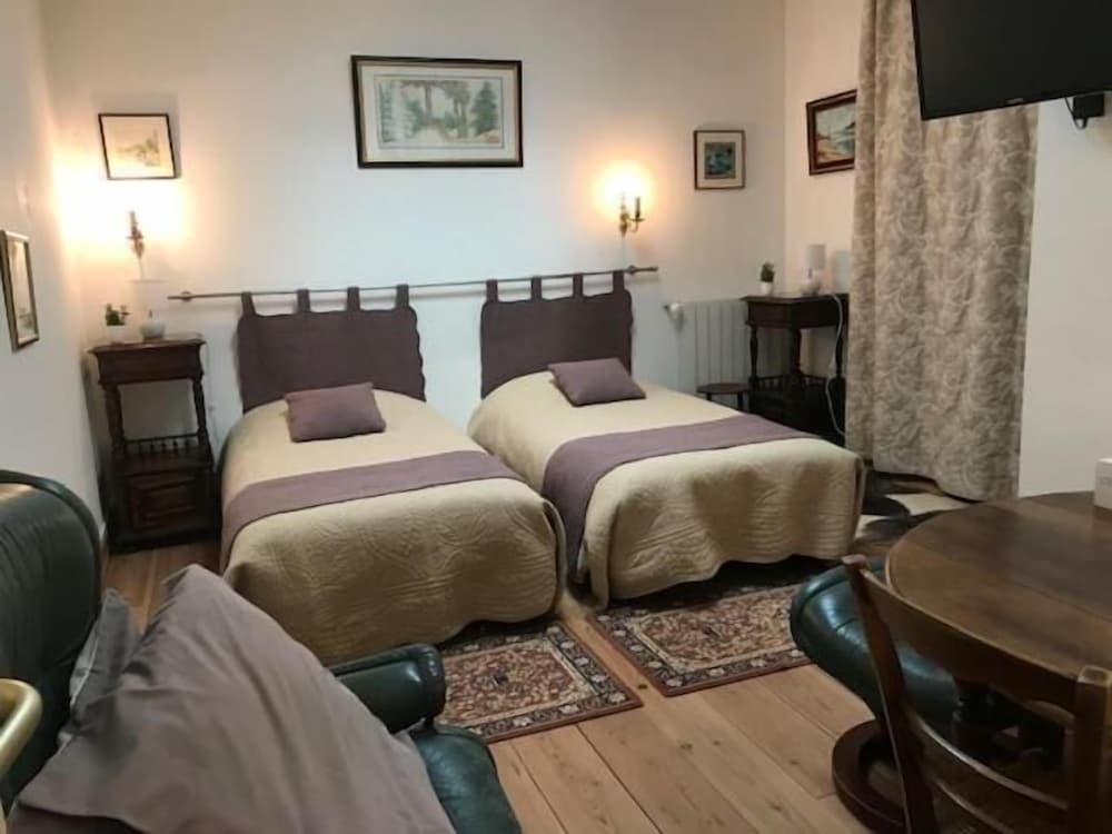 Double or Twin Room, 2 Twin Beds (2 Petite Champagne) photo 2