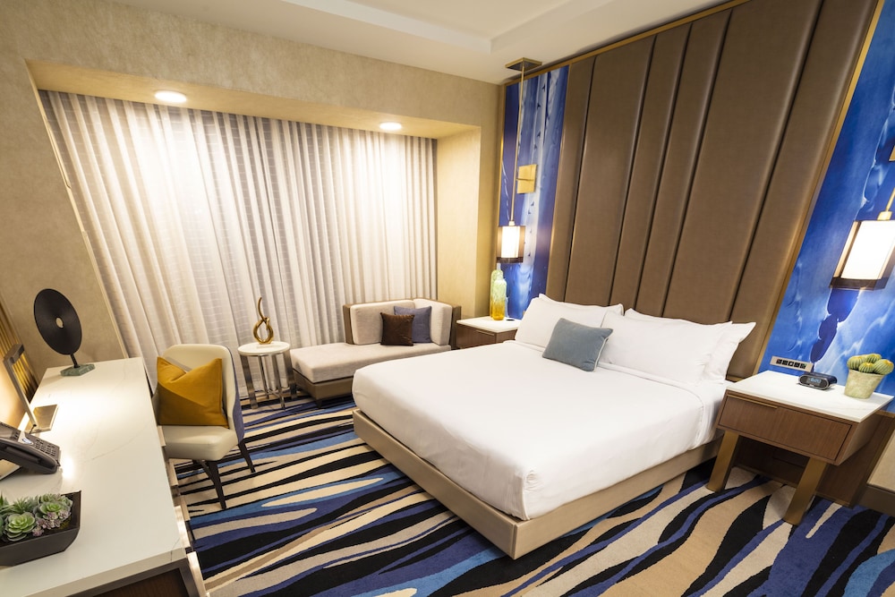 Gold Suite, 1 King Bed, Patio photo 1