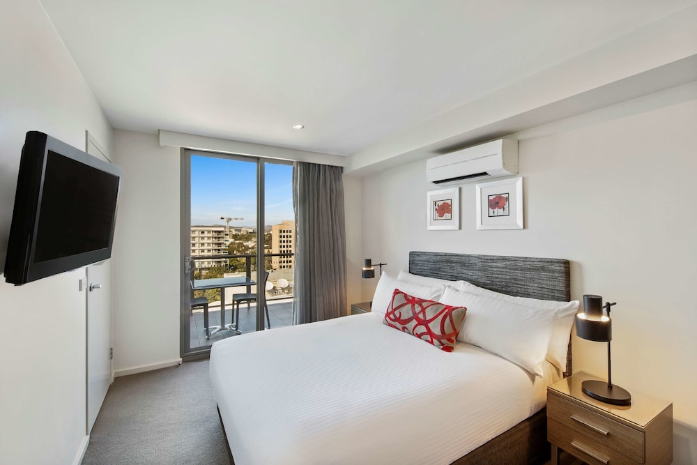 Premier One Bedroom Queen - Complimentary Parking photo 2