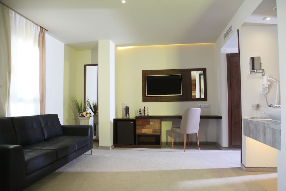 Suite - Photo 1