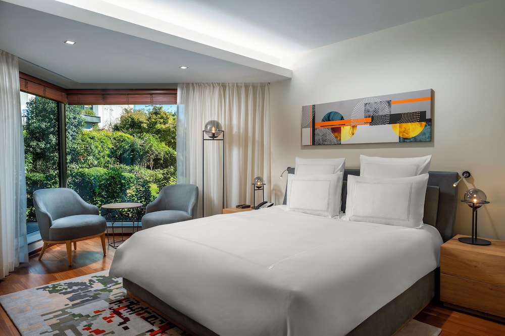 Deluxe Family Suite Pool Side with executive lounge access