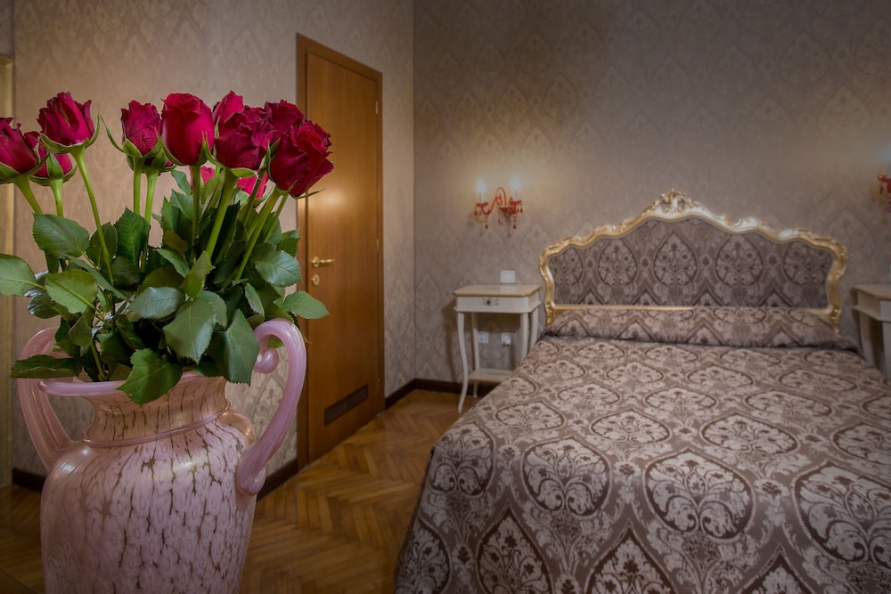 Double Room, 1 Large Twin Bed (external private bathroom) photo 2