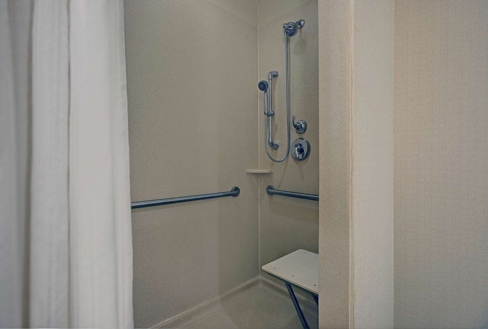 Suite, 2 Queen Beds, Accessible (Roll-in Shower) - Photo 6