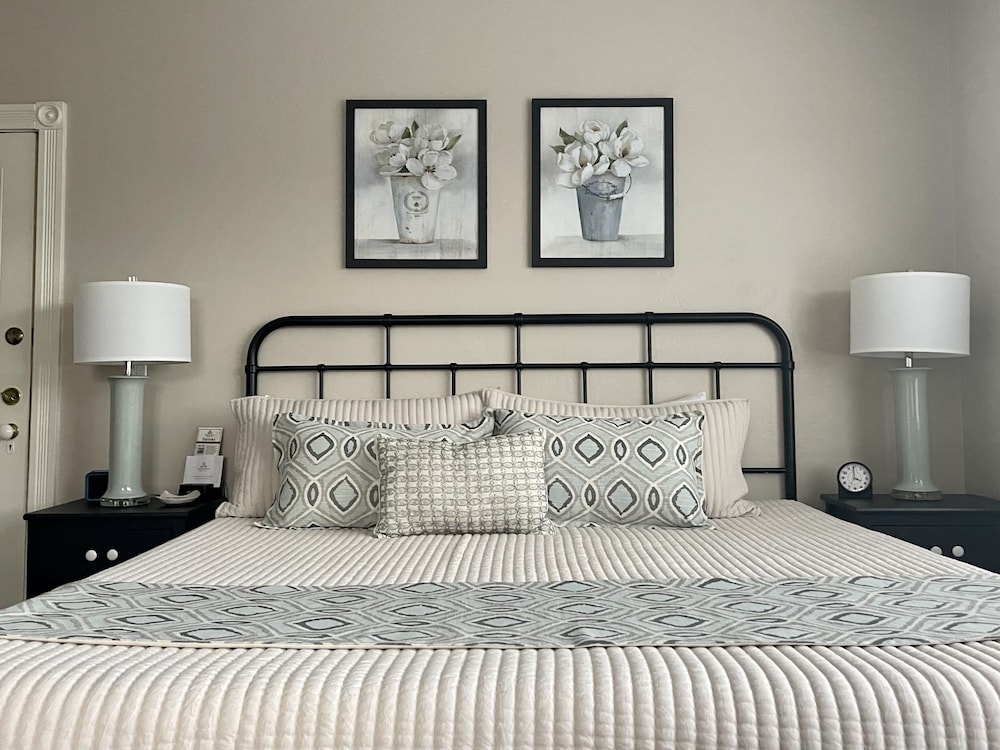 Anna Anderson, 1 Queen Bed and 1 Twin Bed photo 1