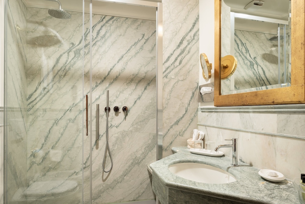 Classic Double or Twin Room - Photo 16