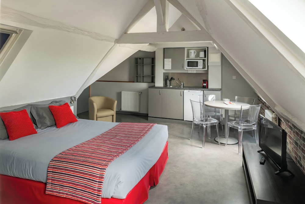 Premium Studio, City View