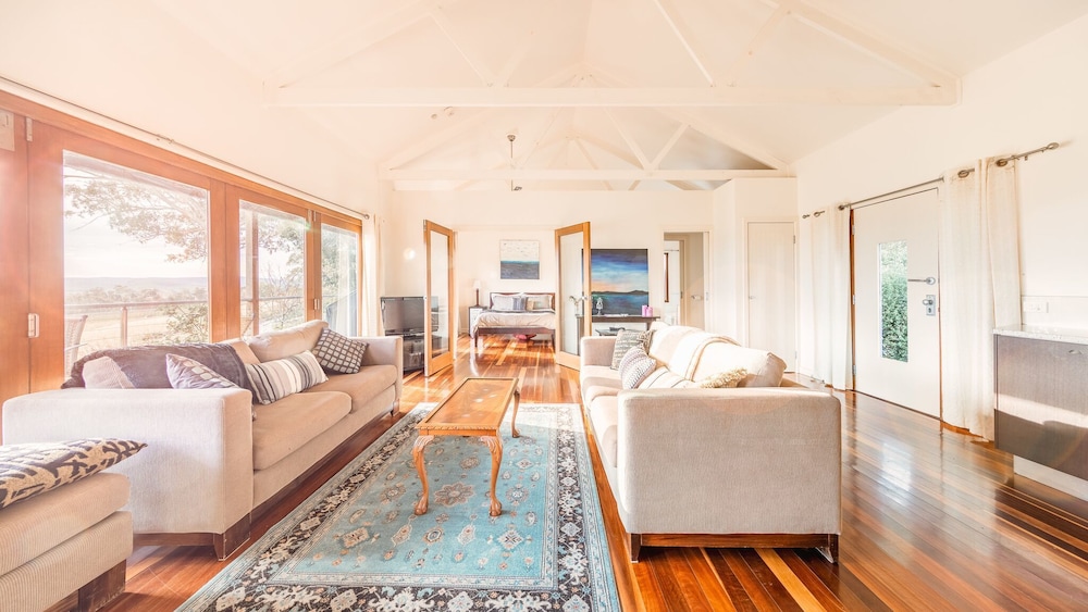Classic Cottage, 1 Queen Bed with Sofa bed, Vineyard View photo 1