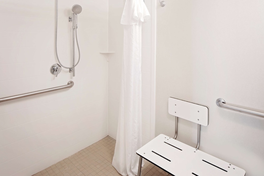 Suite, Multiple Beds, Accessible, Non Smoking (Mobility & Hearing, Roll-In Shower) photo 2