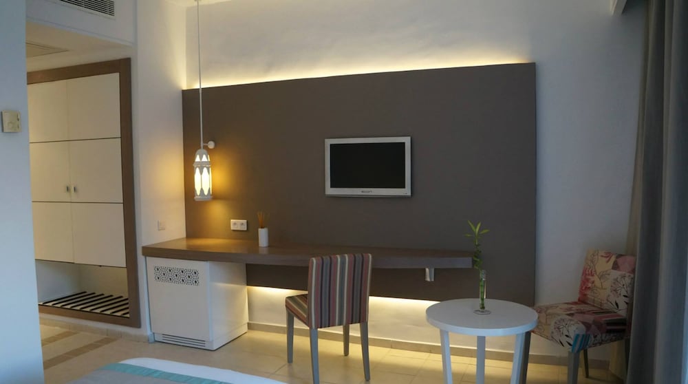 Superior Double or Twin Room, Private Bathroom, Sea View - Photo 1