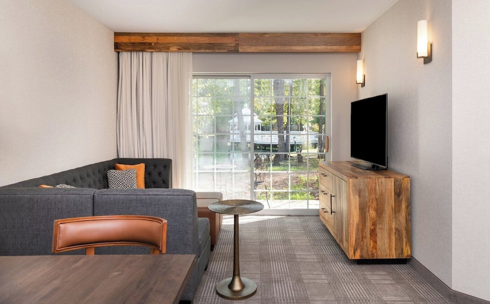 Deluxe Studio Suite, 1 Bedroom, Courtyard View - Photo 3