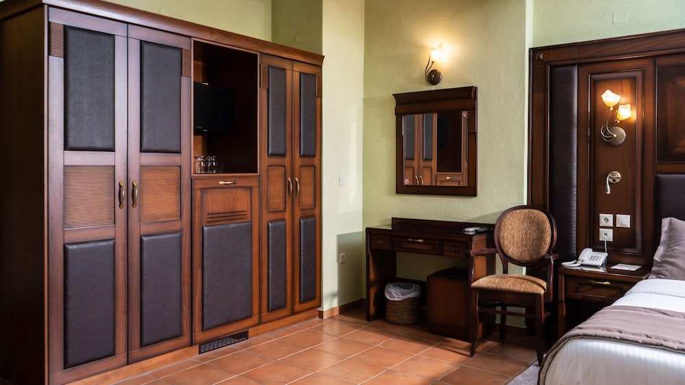 Family Room, Meteora View - Photo 5