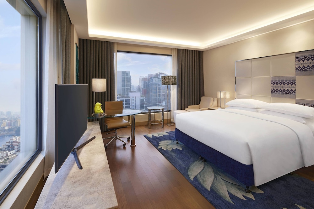 Club Room, 1 King Bed, City View - Photo 2
