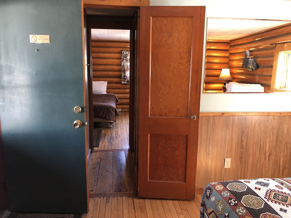 Traditional Cabin, 2 Bedrooms (Cabin 21) photo 2