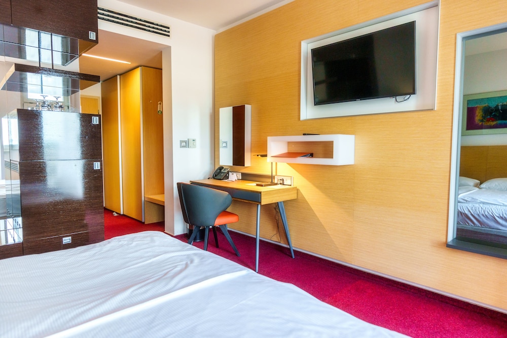 Double or Twin Room - Photo 4