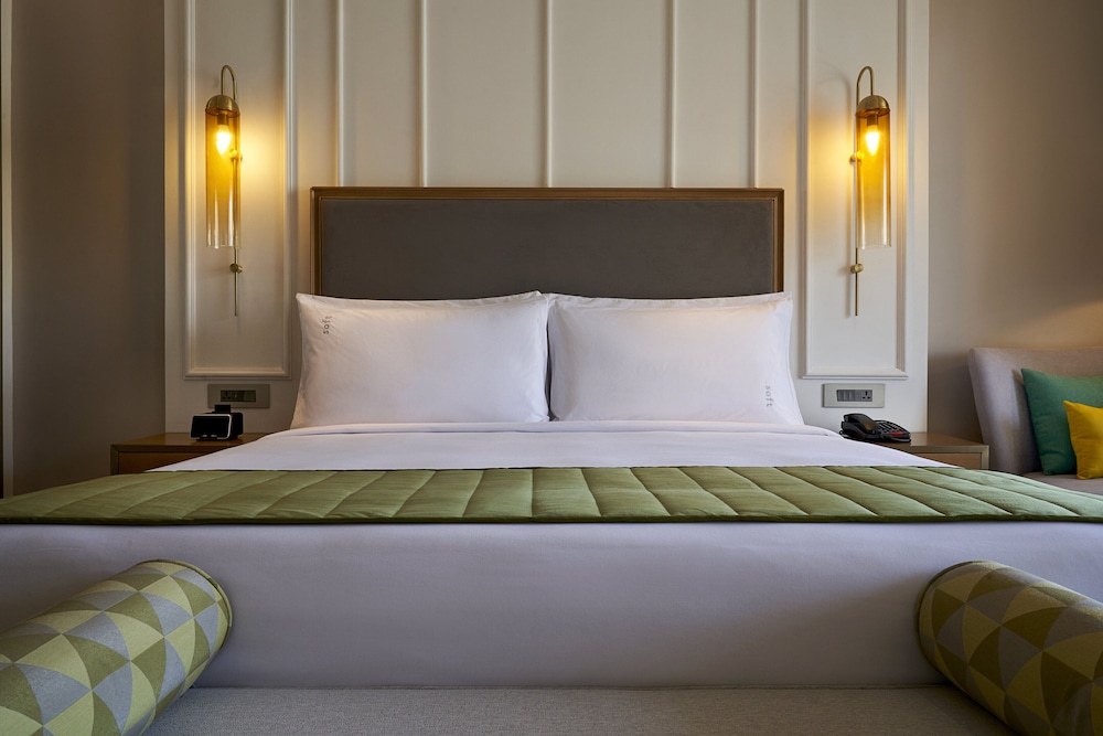 Standard Room, 1 King Bed, Balcony (Sunrise View) - Photo 6