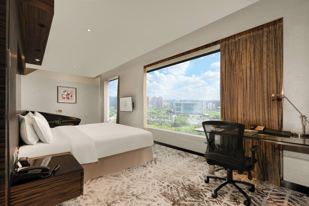 Suite, 1 King Bed (with Dining Area) photo 3