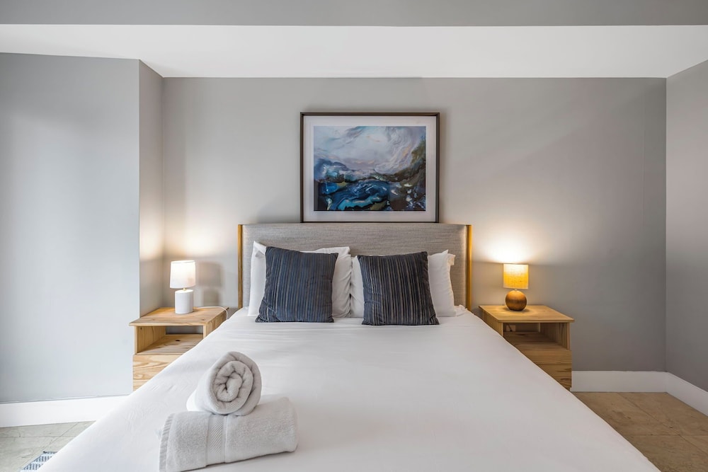 Luxury Condo, 1 Bedroom, City View photo 3