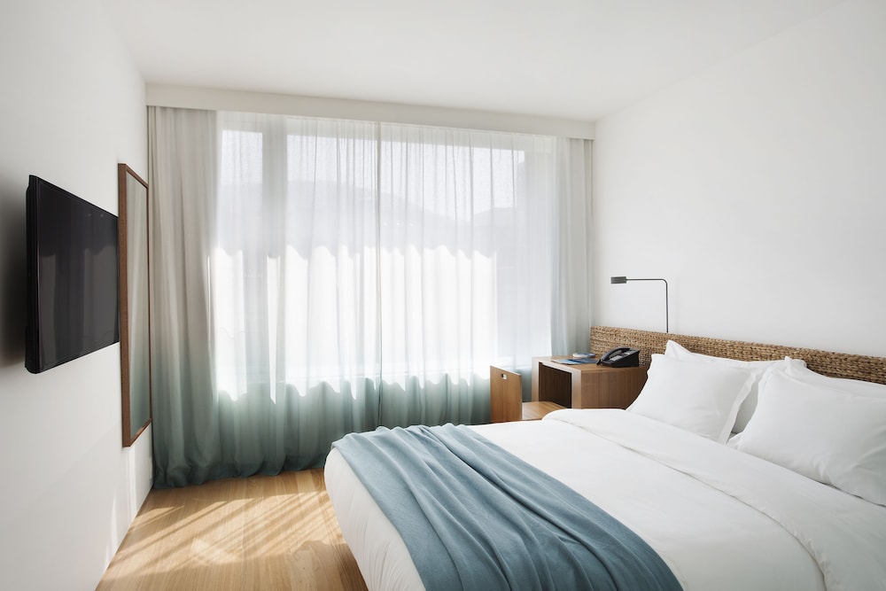 Double or Twin Room, City View - Photo 1