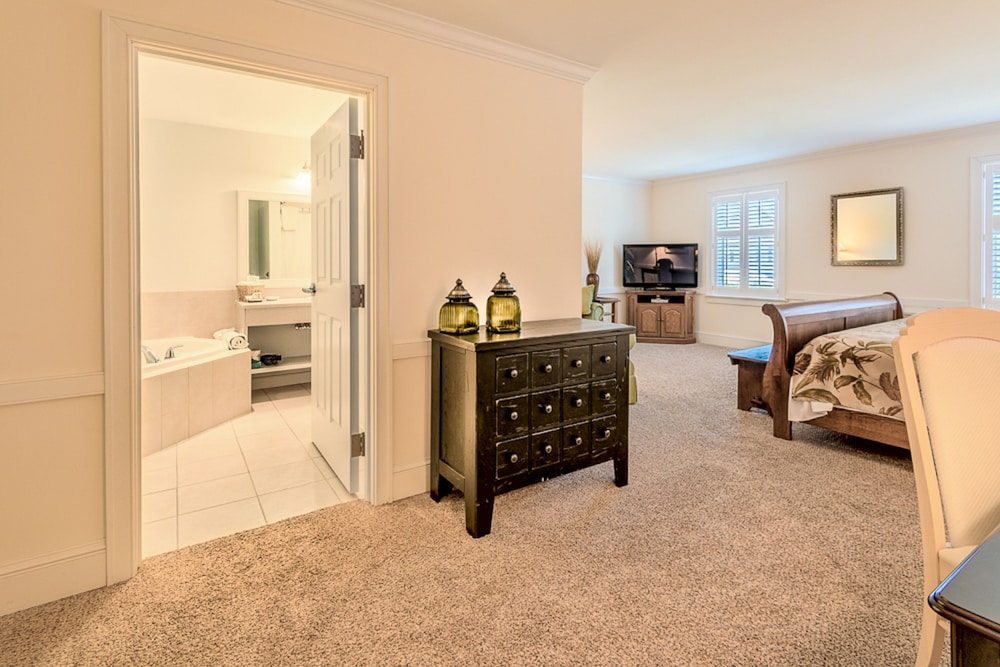 Jetted Tub Room One King Bed photo 3