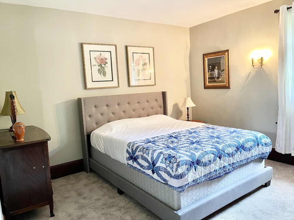 Victorian Room, 2 Queen Beds photo 1