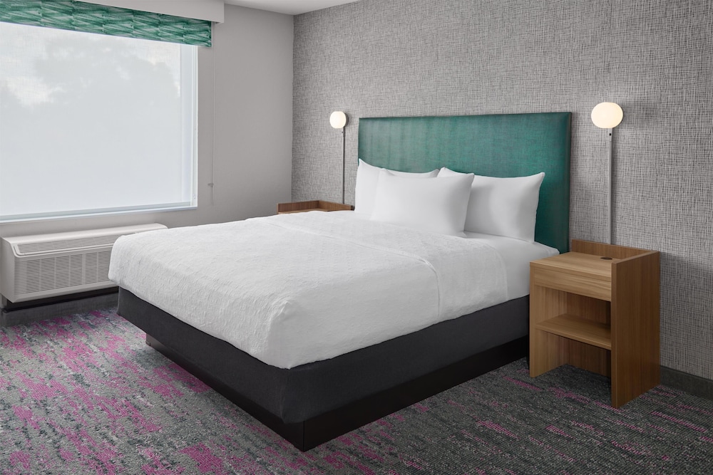 Suite, 1 King Bed, Accessible (Hearing)