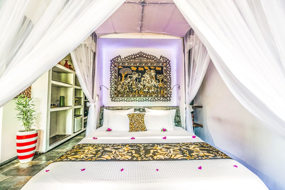 Luxury Villa, 1 King Bed, Private Pool, Canal View photo 3