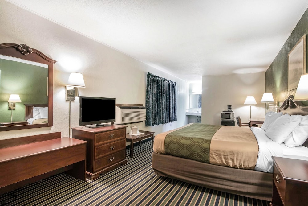 Standard Room, 1 King Bed, Non Smoking - Photo 5