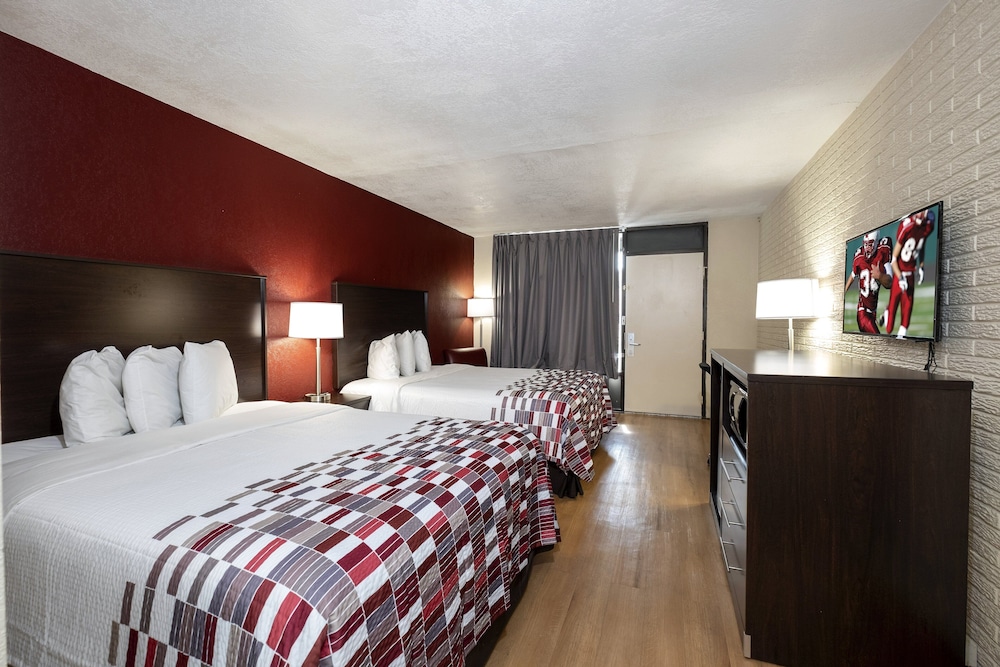 Deluxe Room, 2 Queen Beds, Smoking - Photo 2
