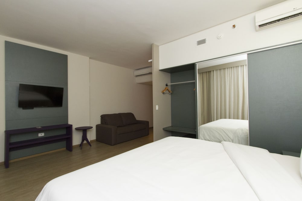 Deluxe Room, 1 King Bed with Sofa bed photo 2