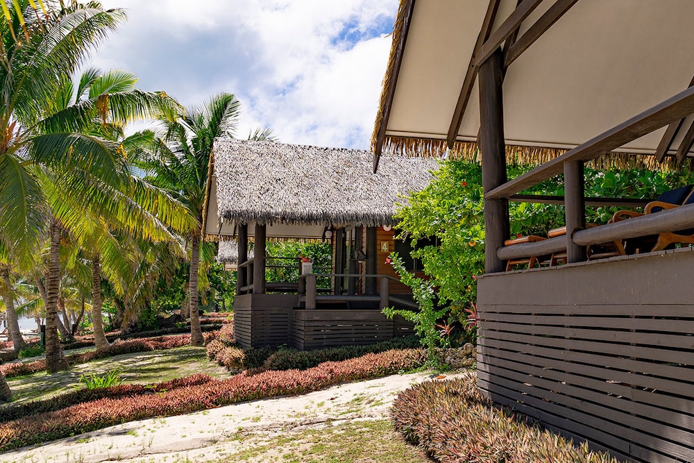 Deluxe Beachfront Bure photo 2