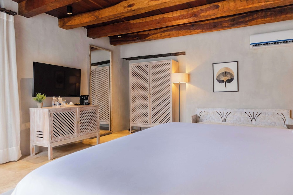 Studio Suite, 1 King Bed, Non Smoking, Balcony - Photo 10