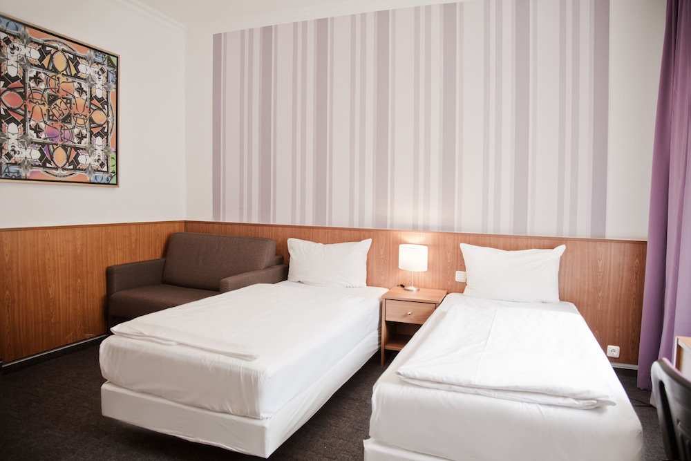 Standard Double Room, Courtyard View - Photo 4