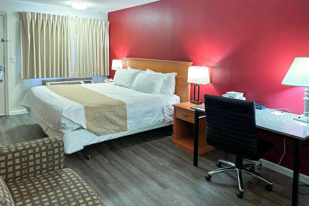 Standard Room, 1 King Bed, Non Smoking - Photo 1