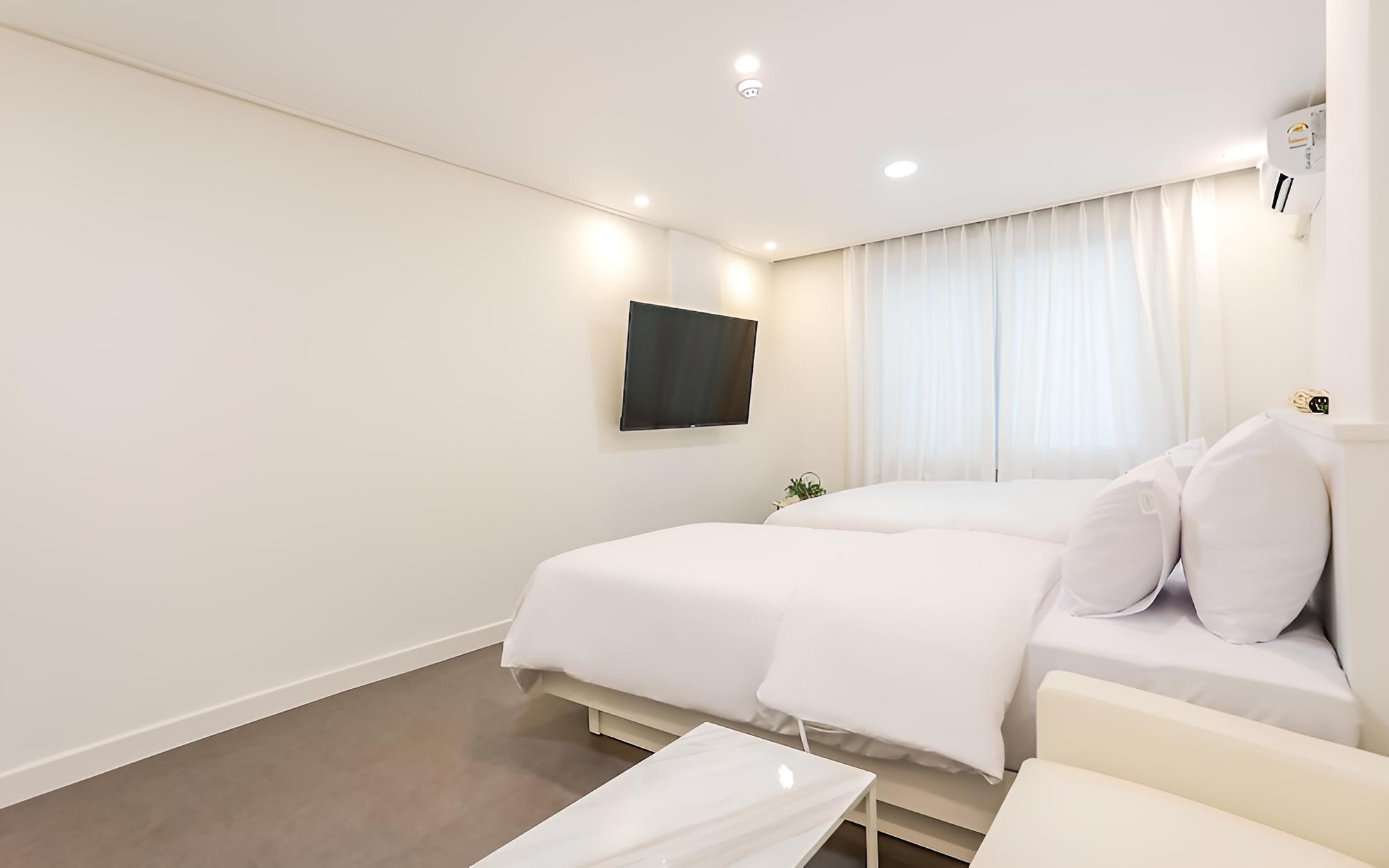 Room (Triple (3 people/air purifier/persona) - Photo 2