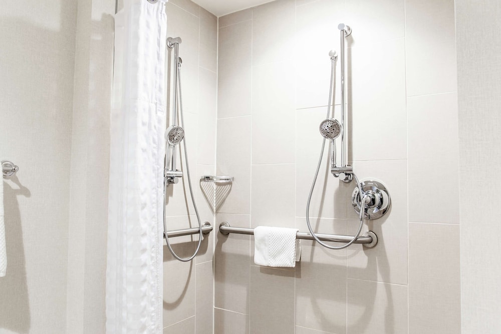 Suite, 1 Queen Bed, Accessible, Non Smoking (Mobility & Hearing, Roll-in Shower) - Photo 6