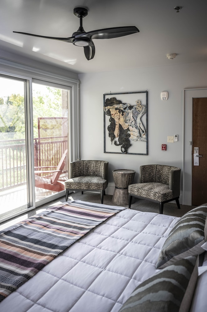 Comfort Room, 1 King Bed (Room 302)