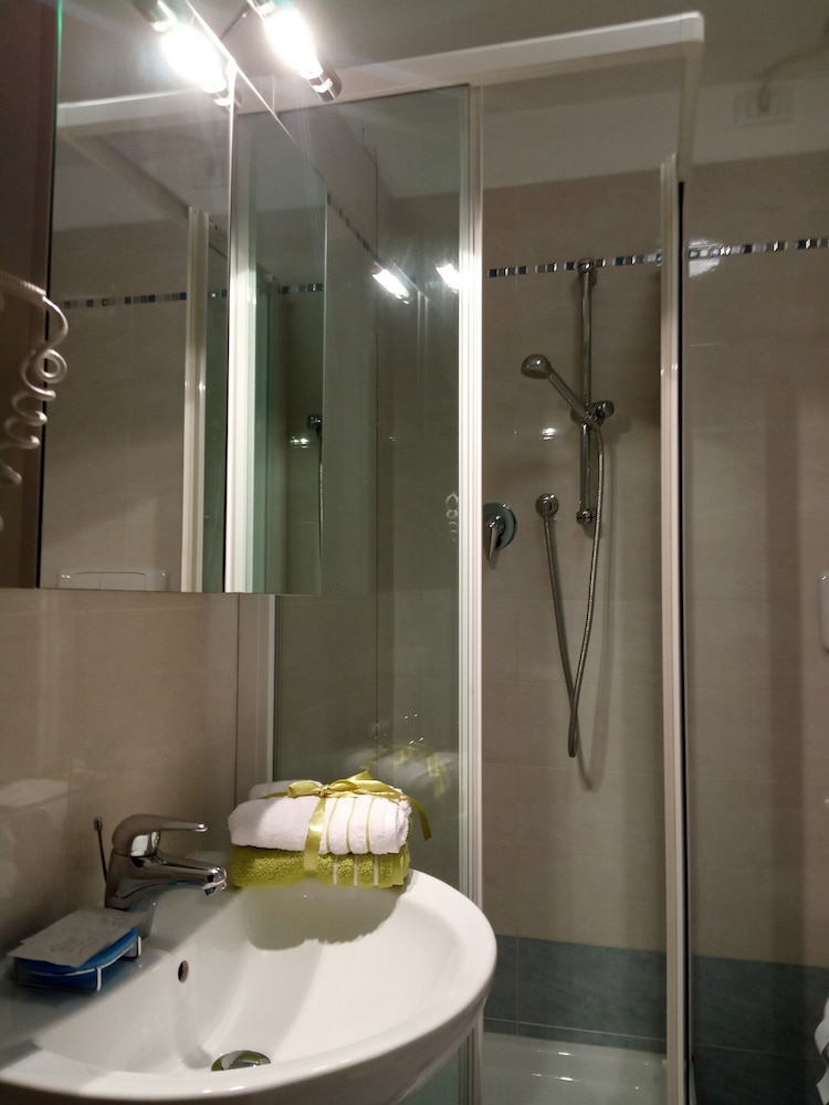 Double Room - Photo 5