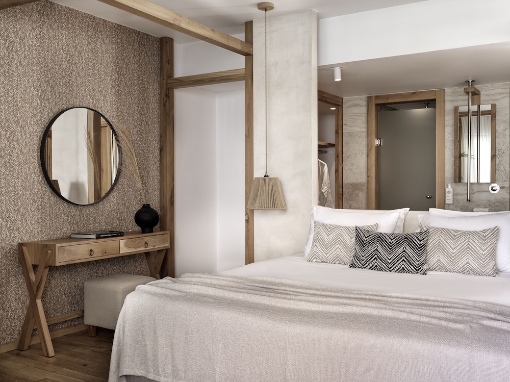 Premium Double Room, Jetted Tub, Pool View thumbnail 6