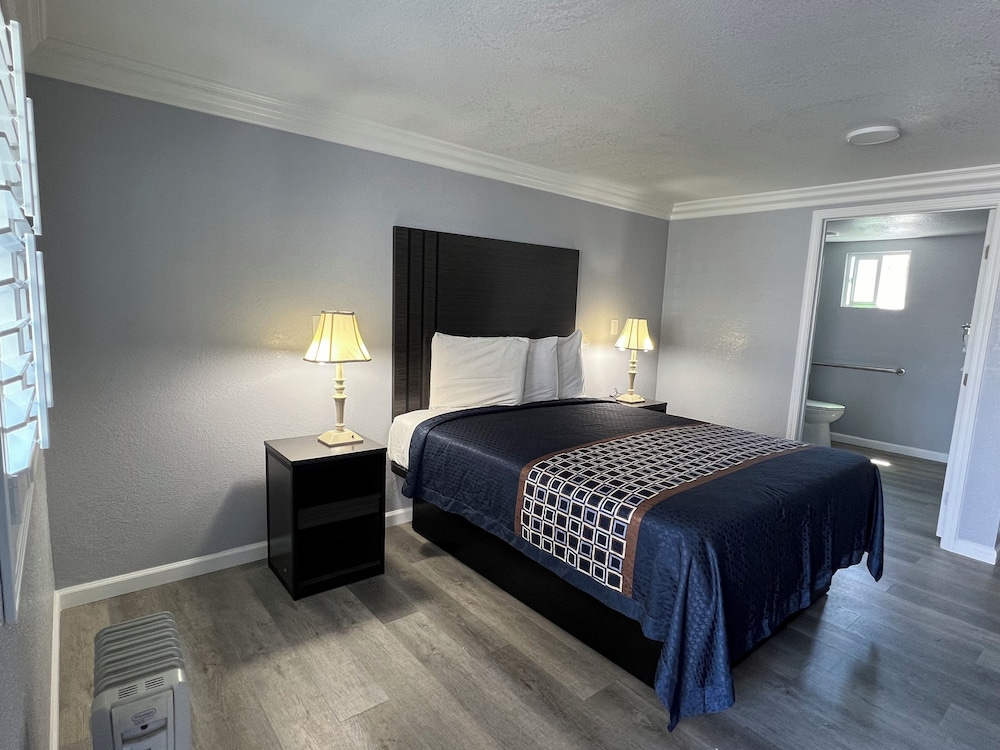 Standard Room, 1 Queen Bed, Accessible - Photo 1