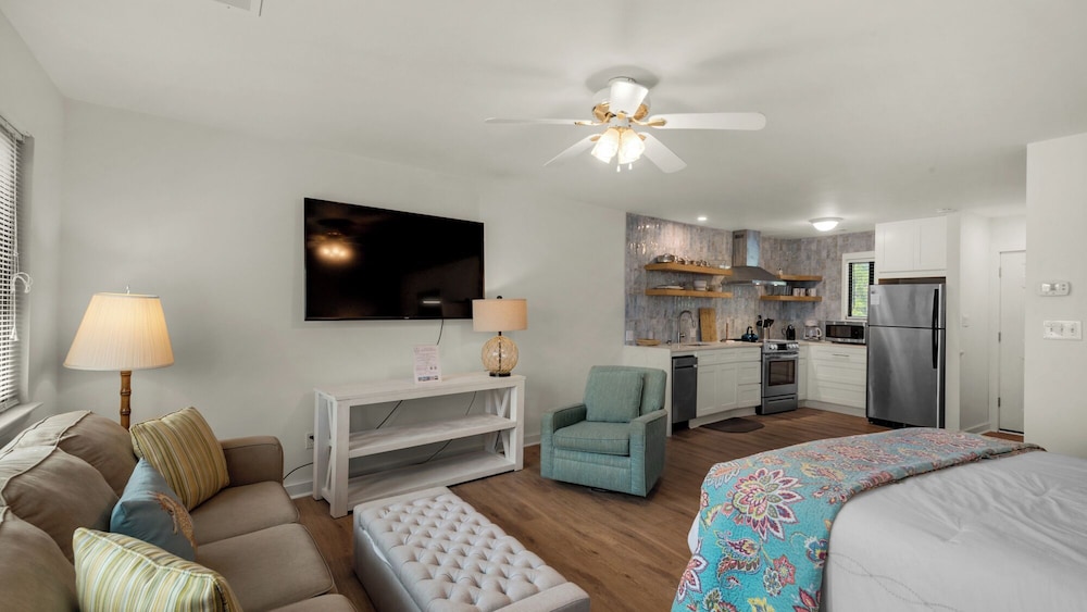 Studio Suite, 1 Queen Bed with Sofa bed, Balcony, Garden View (Hidden Beach 219) photo 1