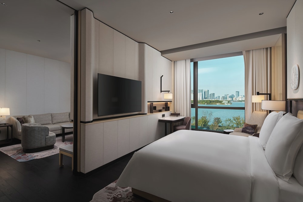 Deluxe Suite, 1 King Bed, Non Smoking, Lake View