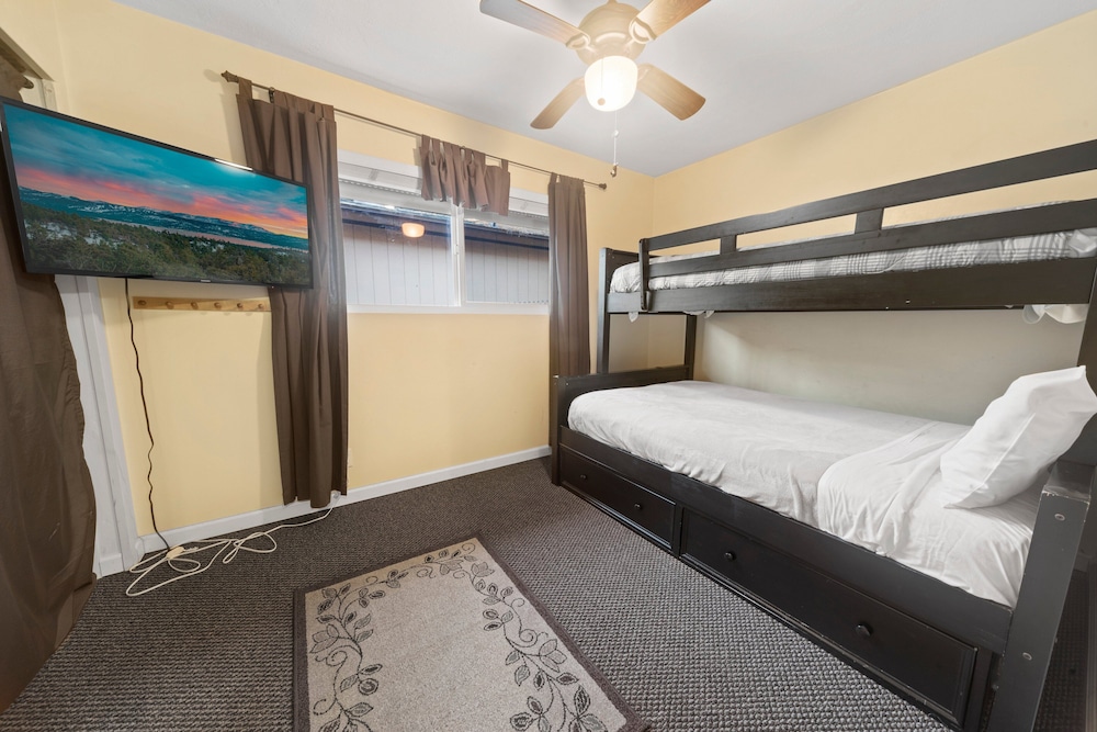 House, Multiple Beds, Hot Tub, Mountain View photo 3