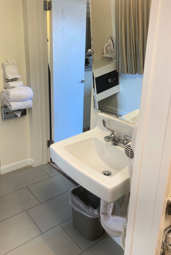 Standard Room, 1 Queen Bed, Accessible - Photo 8
