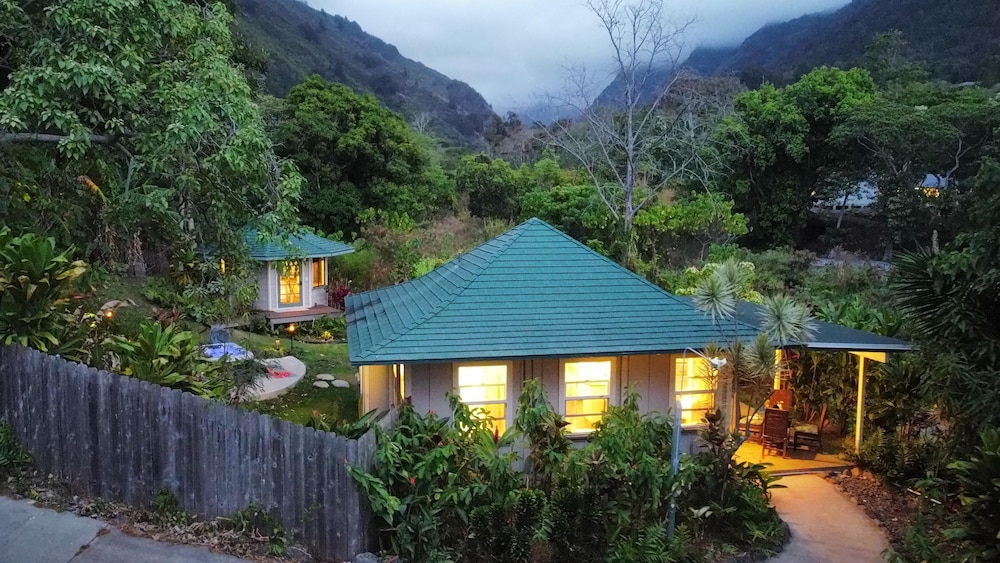 Romantic Cottage Hot Tub, Private Kitchen, No Breakfast Provided photo 1