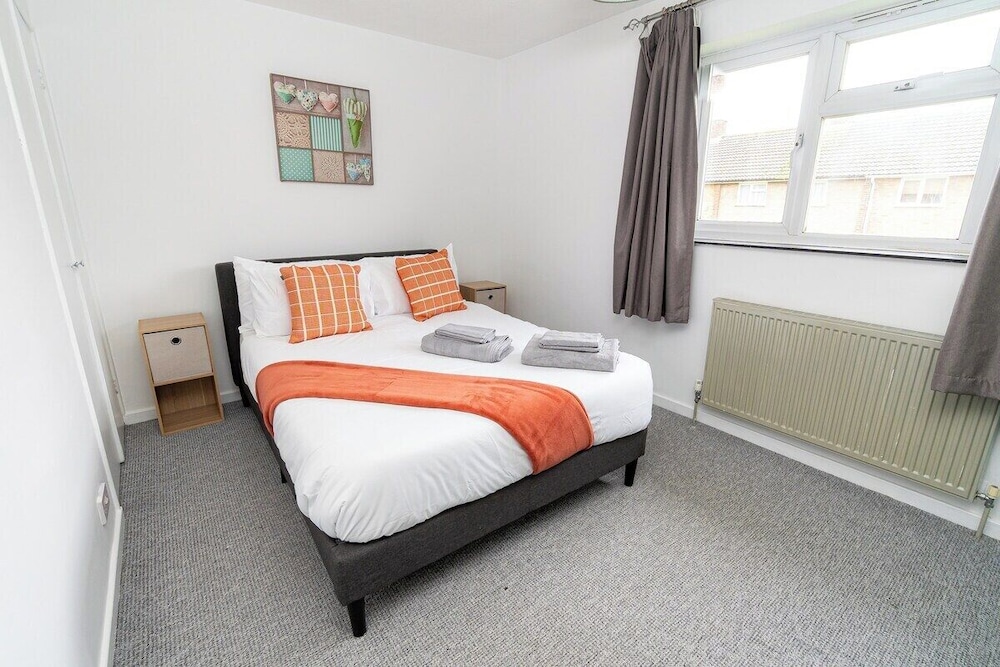 House (Comfortable 3-Bed, 2-Bath Basingstoke) photo 2