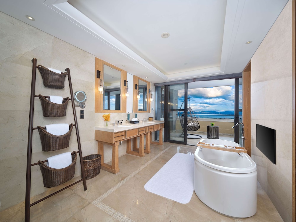 Deluxe  Suite Lake view Room thumbnail 5