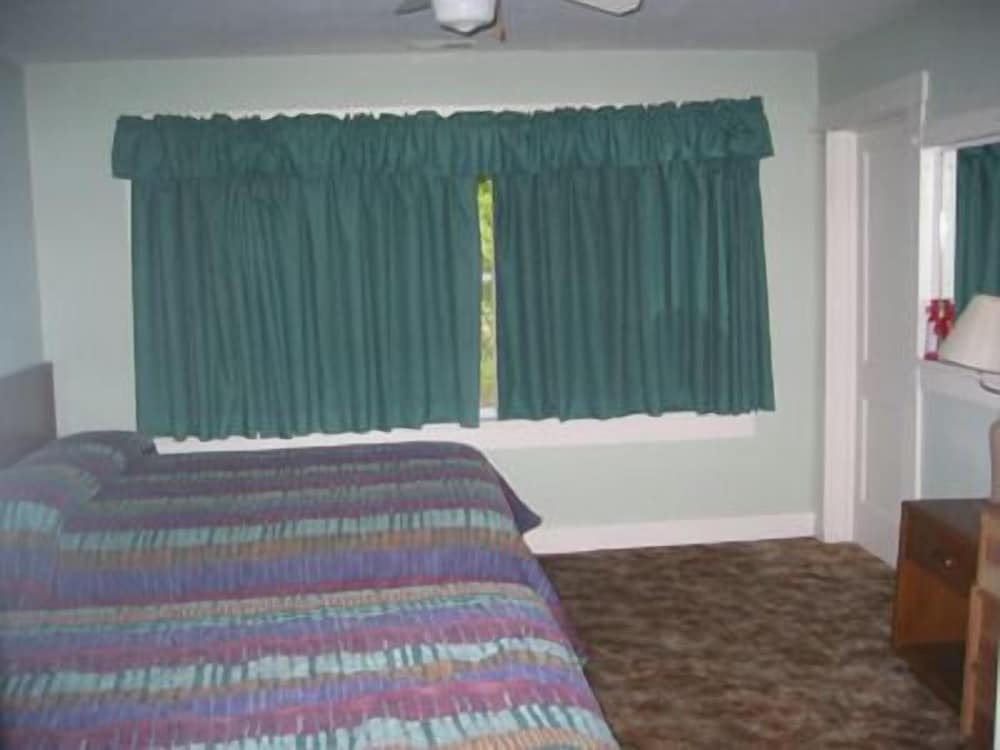 Standard Room, 1 Queen Bed, Kitchenette, Pool View