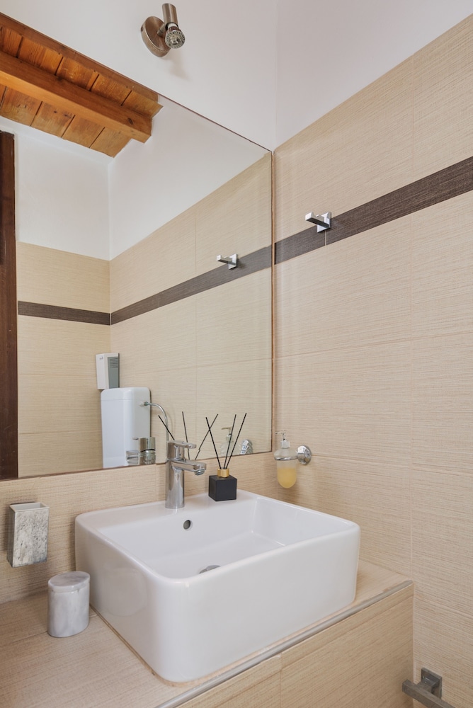 Superior Double Room with Balcony and Sea View - Photo 6
