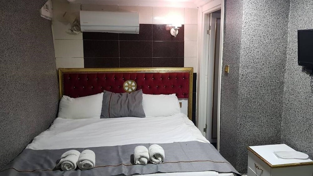 Economy Double Room, No Windows, Basement Floor photo 1